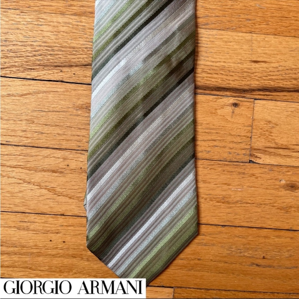 Giorgio Armani Mens Green striped tie 100% silk made in Italy